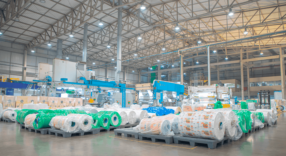 Estrutura industrial com materiais e sacarias